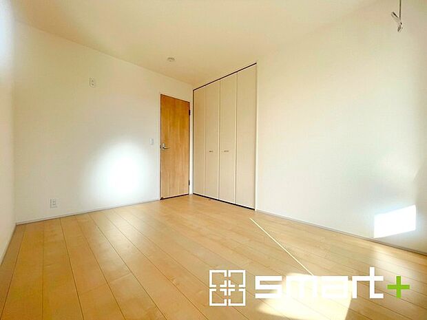 〜明るく暖かな光が差し込む洋室〜 ・大きな窓からたっぷりの光が舞い込み、お部屋全体を優しく包み込んでくれます。 ・たっぷりの収納スペースで整理整頓しやすく、生活空間が広がりますね。