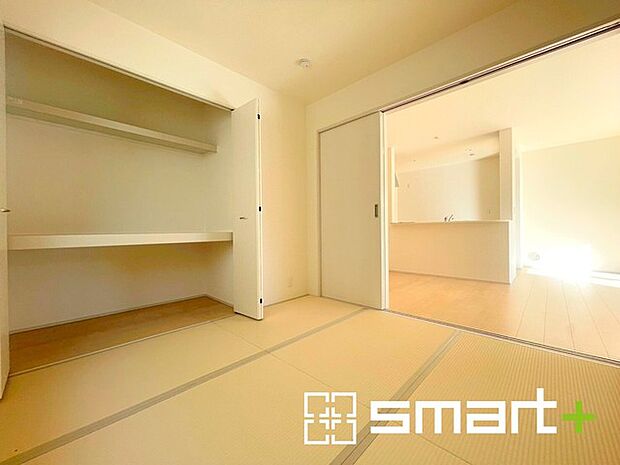 〜リビング横の和室〜 ・リビング横には開放感をプラスしてくれるわ室。収納スペース付きで寝室にもお使いいただけます。 ・お子様のプレイルームやお昼寝、趣味のお部屋など、用途様々ですね。