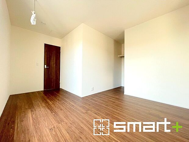 〜バルコニーに面した洋室〜 ・バルコニー側の大きな窓から穏やかな陽が差し込む明るい洋室はウォークインクローゼット付。 ・ゆとりある広さでご夫婦やご兄弟でもゆったりお過ごしいただけます。