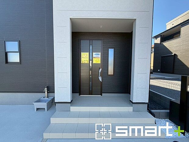 〜お住まいの顔「玄関」〜 ・玄関ドアの上にはもちろん軒がございますので、雨の日でも濡れずに鍵の開閉が可能です。 ・鍵は防犯性に優れたディンプルキーを採用。