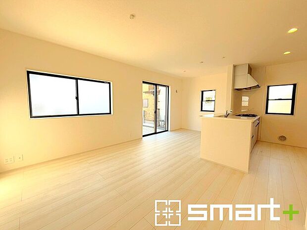 〜日当り良好のＬＤＫ〜 ・たくさんの窓からたっぷりの陽光が差し込む明るいリビングで寛ぎのひと時を。 ・出来立てのお料理を運ぶのにも、後片付けもラクラクなカウンターキッチン。 