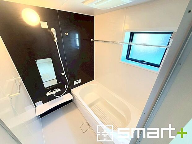 〜浴室乾燥機付きの浴室〜 ・浴室には乾燥機が付いているので雨の日でも洗濯物を干すことが可能です。 ・水はけの良い床材など機能面も充実。マイクロバルなどオプションもご相談くださいませ。