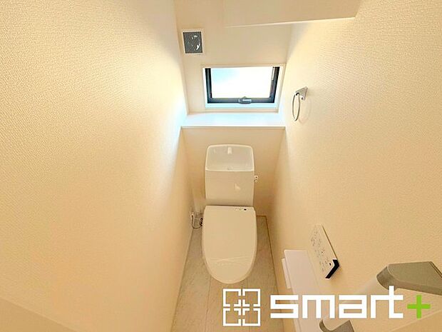 〜窓付きの明るいトイレ〜 ・清潔感あるシャワートイレ。窓があるので換気もしやすく快適ですね。 ・背面にある棚はトイレットペーパーなどの置き場や飾り棚としても利用できますね。