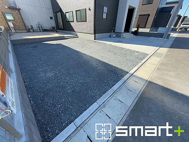 〜お庭もある余裕の敷地〜 ・広々した敷地にはお庭もご用意。お庭があるだけで余裕を感じますね。 ・防草シートや人工芝の敷設などのオプションもお気軽にご相談くださいませ。