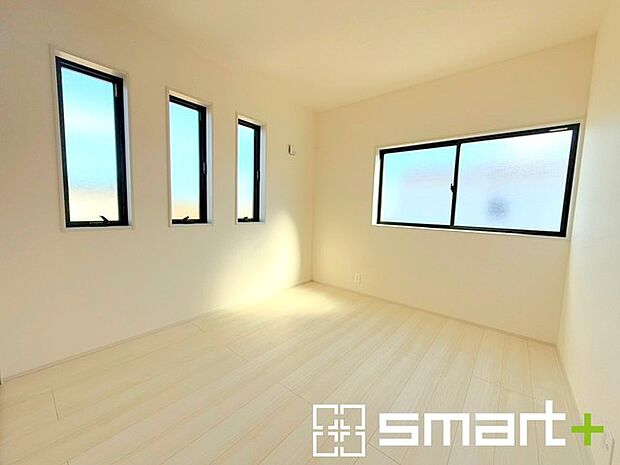 〜2面採光の明るいお部屋〜 ・洋室は2面採光とする事で穏やかな陽の入る明るい空間となっております。 ・くつろぎのプライベート時間を明るい空間で穏やかにお過ごしいただけます。