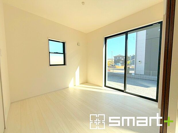 〜リビング横の洋室〜 ・リビング横には開放感をプラスしてくれる洋室。収納スペース付きで寝室にもお使いいただけます。 ・お子様のプレイルームやお昼寝、趣味のお部屋など、用途様々ですね。