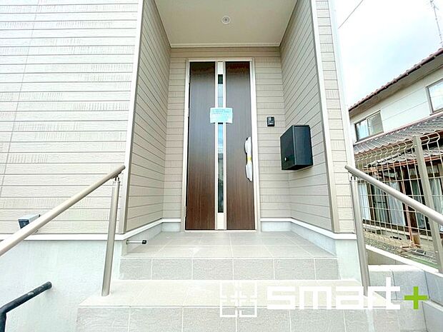 〜お住まいの顔「玄関」〜 ・玄関ドアの上にはもちろん軒がございますので、雨の日でも濡れずに鍵の開閉が可能です。 ・鍵は防犯性に優れたディンプルキーを採用。