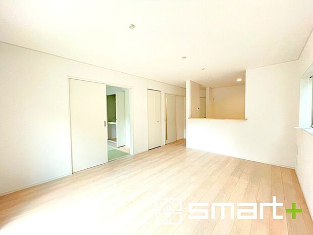 〜家族団らんにピッタリの広々リビング〜 ・穏やかな陽だまりに包まれる居心地の良いLDKは、ご家族が集まる憩いのスペースに。 ・隣接の和室を続き間として利用すれば20帖超の広々空間になります。