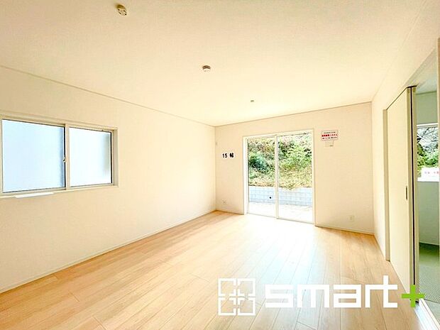 〜穏やかな陽の入るLDK〜 ・大きな窓のあるLDKは陽当りも良好で明るい空間となっております。 ・ご家族団らんなど過ごす時間の多いLDKが明るいのは嬉しいポイントですね。