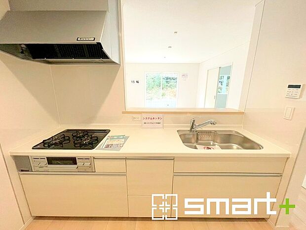 〜人気のカウンターキッチン〜 ・キッチンは人気のカウンタータイプを採用。「ご家族の顔が見える」造りです。 ・蛇口に浄水器が内蔵されているなど機能面でも優れた仕様です。