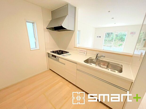 〜使い勝手の良いシステムキッチン〜 ・料理がしやすい設計のキッチンでお料理もはかどりますね。 ・もちろんキッチン下部は収納になっておりますので、フライパンなども収納可能です。