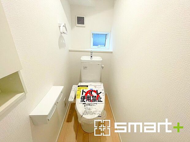 〜窓付きの明るいトイレ〜 ・使用後や掃除の際に窓を開ければ、外からの新鮮な空気を取り込み素早く換気ができます。 ・埋め込み収納付きでストックや掃除用具もスッキリ片付きますね。