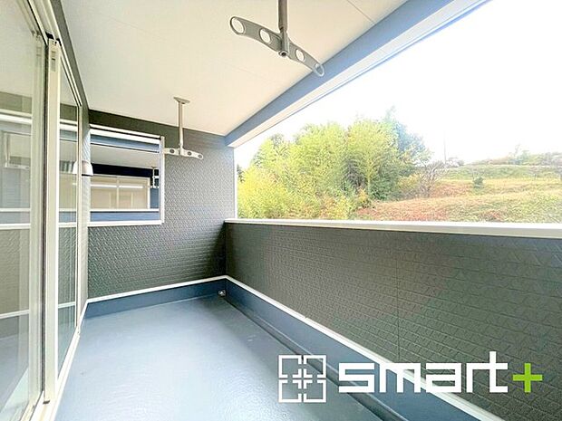 〜屋根付きのバルコニー〜 ・バルコニーは屋根付きなので急な雨でも安心です。 ・奥行きもあるので洗濯物が干しやすいのも嬉しいポイントですね。