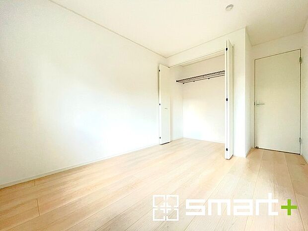 〜収納豊富な洋室〜 ・各居室に備え付けの収納をご用意。タンスなどを置く場合と比べ出っ張らないので部屋の中を有効のご活用いただけます。 ・収納の広さなどぜひ現地でご確認くださいませ。