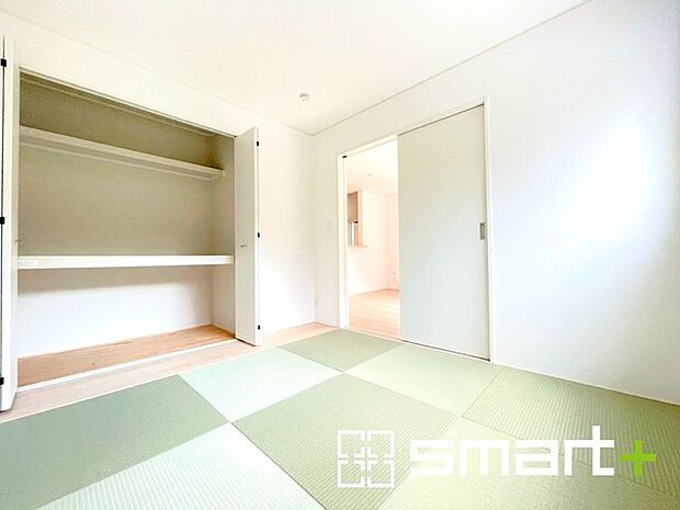 〜リビング横の和室〜 ・リビング横には開放感をプラスしてくれる和室付。モダンな洋風タイプでオシャレ感アップ。 ・お子様のプレイルームやお昼寝など、用途様々にお使いいただけます。