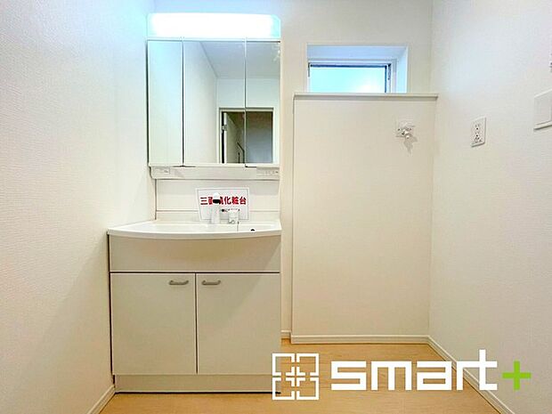 〜明るい洗面スペース〜 ・窓から明るい陽が入り、気持ちよく朝の支度ができますね。 ・使い勝手の良い三面鏡タイプのシャワー付き洗面化粧台。鏡の裏に収納があるので洗面台周りもスッキリ。