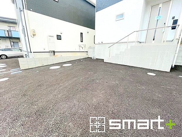 〜ゆとりあるカースペース3台分〜 ・セカンドカーや来客時にも困らないカースペース3台分は並列駐車可能でお車の出し入れもラクラク。 ・カーポートなどのオプションもお気軽にご相談くださいませ。