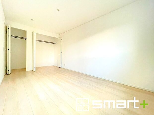 〜バルコニーに面した洋室〜 ・バルコニー側の大きな窓から穏やかな陽が差し込む明るい洋室。 ・ゆとりある広さでご夫婦やご兄弟でもゆったりお過ごしいただけます。