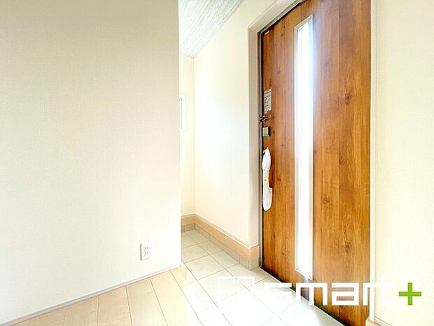 ~シューズインクロークのある玄関~ ・玄関横にシューズインクロークをご用意。 ・追加の靴置きとしてはもちろん、スキー・ゴルフなど趣味の用具の置場としてもご利用いただけます。