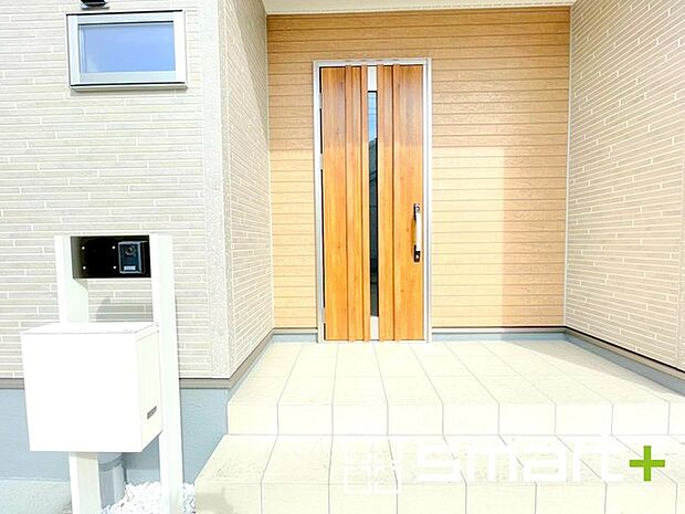 ~お住まいの顔「玄関」~ ・玄関ドアの上にはもちろん軒がございますので、雨の日でも濡れずに鍵の開閉が可能です。 ・鍵は防犯性に優れたディンプルキーを採用。