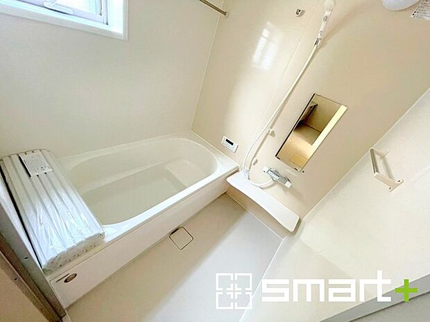 ~浴室乾燥機付きの浴室~ ・浴室には乾燥機が付いているので雨の日でも洗濯物を干すことが可能です。 ・水はけの良い床材など機能面も充実。マイクロバルなどオプションもご相談くださいませ。