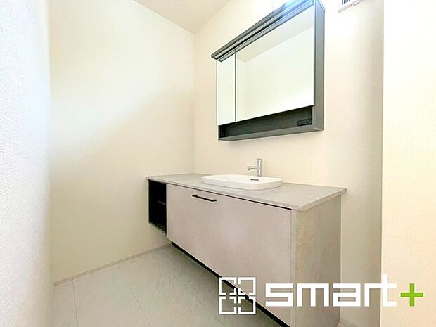 ~収納も充実の洗面所~ ・洗面所にはリネンスペースを設ける事でタオルや洗剤などの置場にも困りません。 ・意外とリネンスペースがある物件は少ないので、ぜひ現地でその魅力をご確認ください。