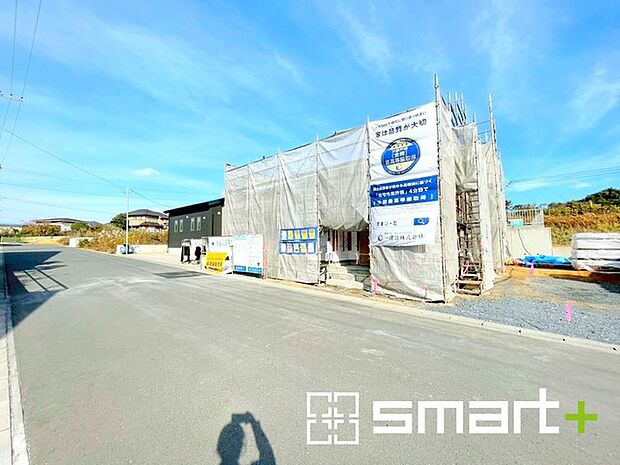 〜閑静な住宅街の立地〜 ・周辺は閑静な住宅街となっておりますので、静かな暮らしをご実現いただけます。 ・前面道路の交通量も多くないので、小さなお子様がいるご家庭でもご安心ですね。