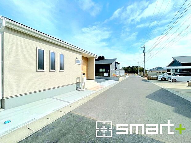 ~閑静な住宅街の立地~ ・周辺は閑静な住宅街となっておりますので、静かな暮らしをご実現いただけます。 ・前面道路の交通量も多くないので、小さなお子様がいるご家庭でもご安心ですね。