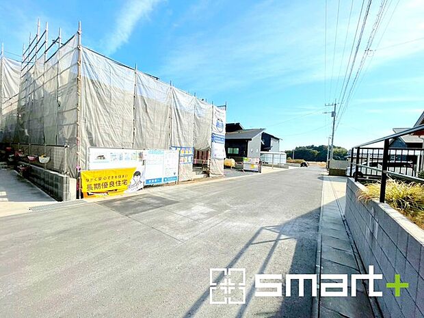 〜十分な広さのある前面道路〜 ・前面道路は約6mございますので、お車でのすれ違いも楽々で余計なストレスがかかりません。 ・日々お車での移動が多い方には大切なポイントですね。