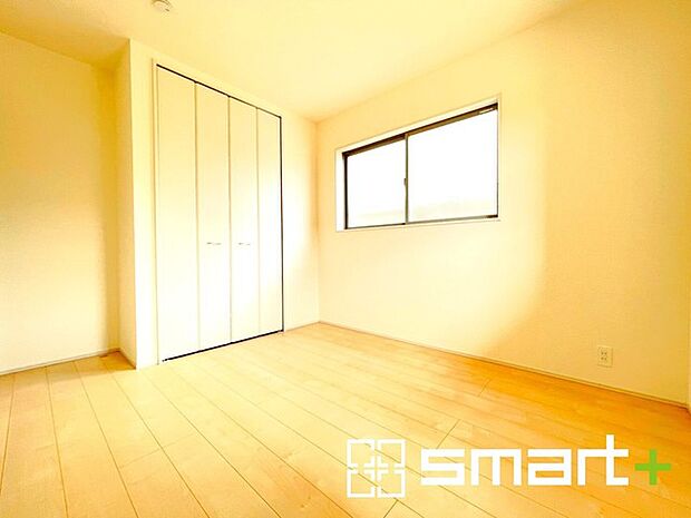 ~自然な風合いの洋室~ ・ナチュラルな色彩で纏められた洋室は家具のコーディネートもしやすくなっております。 ・どんな家具にするか考えるだけでも楽しくなってきますね。