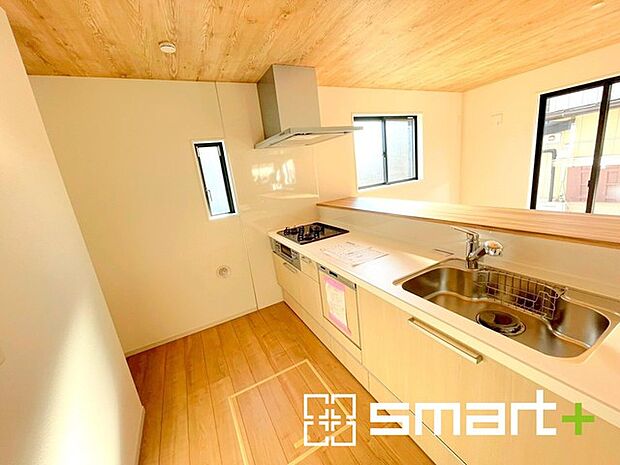 〜人気のカウンターキッチン〜 ・キッチンには余計な柱が無いので、リビングが見渡せ開放感のある造りとなっております。 ・蛇口には浄水器が内蔵されるなど機能面でも優れたキッチンです。 