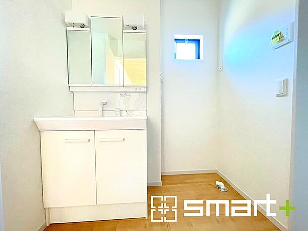 〜人気の三面鏡を採用〜 ・洗面台は三面鏡仕様なので鏡の角度を変える事で頭の後ろの方までご確認可能です。 ・鏡の裏が収納になっておりますので、洗面台周りもスッキリと片付きます。 