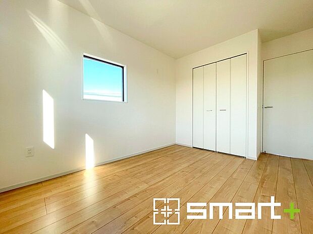 〜2面採光の明るいお部屋〜 ・洋室は2面採光とする事で穏やかな陽の入る明るい空間となっております。 ・くつろぎのプライベート時間を明るい空間で穏やかにお過ごしいただけます。 