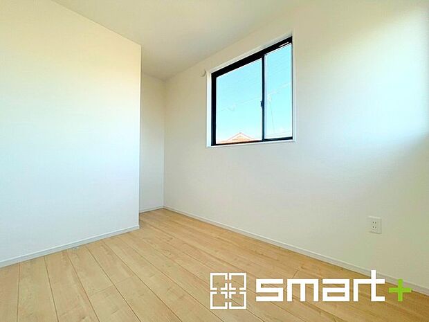 〜収納豊富な洋室〜 ・各居室に備え付けの収納をご用意。タンスなどを置く場合と比べ出っ張らないので部屋の中を有効のご活用いただけます。 ・収納の広さなどぜひ現地でご確認くださいませ。 