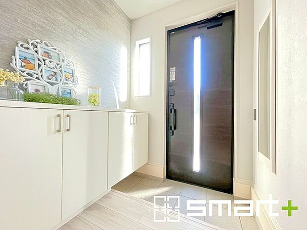 ~穏やかな陽の入る玄関~ ・玄関ドアのガラス部分に加えてシューズボックスの上に窓を設ける事で穏やかな陽の入る玄関に。 ・ご家族やご来客を明るい空間で出迎えてくれます。