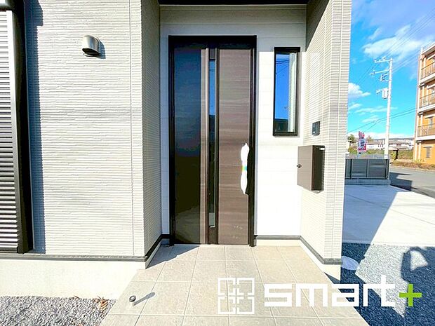 〜お住まいの顔「玄関」〜 ・玄関ドアの上にはもちろん軒がございますので、雨の日でも濡れずに鍵の開閉が可能です。 ・鍵は防犯性に優れたディンプルキーを採用。 