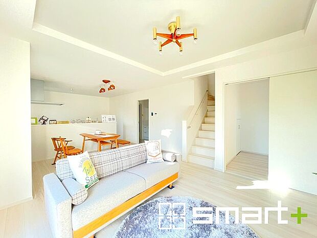 ~穏やかな陽の入るLDK~ ・大きな窓のあるLDKは陽当りも良好で明るい空間となっております。 ・ご家族団らんなど過ごす時間の多いLDKが明るいのは嬉しいポイントですね。