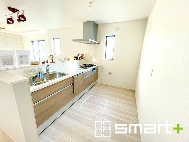 ~人気のカウンターキッチン~ ・キッチンには余計な柱が無いので、リビングが見渡せ開放感のある造りとなっております。 ・汚れの付きづらい天板、水はけの良いシンクなど機能面でも充実の仕様。