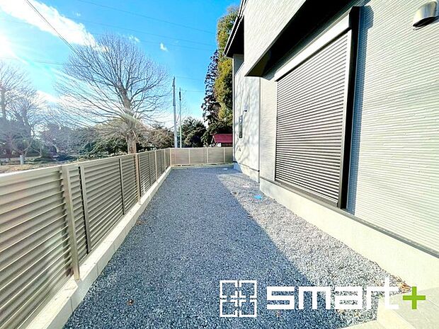 ~お庭もある余裕の敷地~ ・広々した敷地にはお庭もご用意。お庭があるだけで余裕を感じますね。 ・防草シートや人工芝の敷設などのオプションもお気軽にご相談くださいませ。