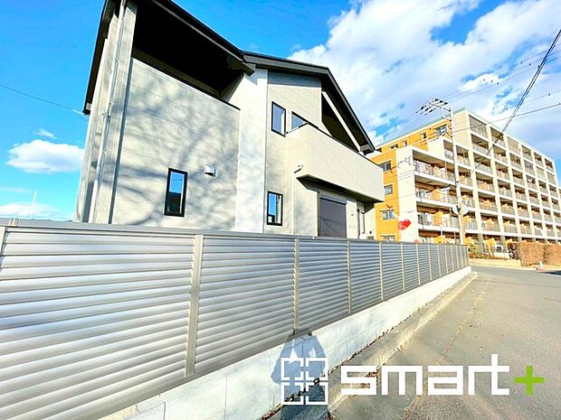 ~モダンな印象を与える外観~ ・シックな色彩の2トーンカラーを採用する事でモダンでお洒落な印象の外観となっております。 ・毎日家に帰ってくることが誇らしくなる高級感のある仕様。