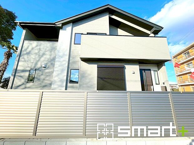 〜重厚感のある外観〜 ・幅の広い造りとなっておりますので、見た目に重厚感が生まれ、高級感のある仕様となっております。 ・毎日家に帰ってくるのが誇らしくなるような外観です。 