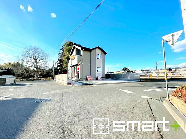 〜開放感ある角地のお住まい〜 ・2方向が空く事で開放感のある角地に位置しております。 ・窮屈な感じが無く、ゆったりと暮らせるこの魅力をぜひ現地でご体感くださいませ。 