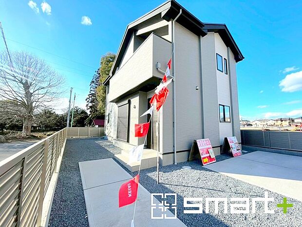 〜ベタ基礎でしっかりとした土台〜 ・コンクリートの中に鉄筋を配し強度を高めた「ベタ基礎」を採用。 ・しっかりとした土台を造ったうえで、その上に建物が築造されていきます。 