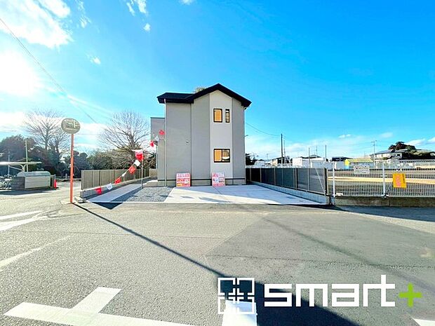 ~十分な広さのある前面道路~ ・前面道路は約7mございますので、お車でのすれ違いも楽々で余計なストレスがかかりません。 ・日々お車での移動が多い方には大切なポイントですね。