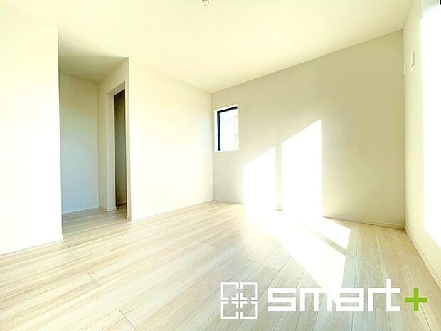 ~ウォークインクローゼットのあるお部屋~ ・人気のウォークインクローゼットをご用意。季節物や趣味の道具などもスッキリと収納が可能です。 ・最近流行りの収納術などもぜひご活用くださいませ。