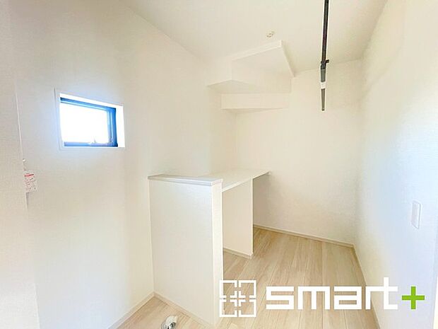 ~収納も充実の洗面所~ ・洗面所にはリネンスペースを設ける事でタオルや洗剤などの置場にも困りません。 ・意外とリネンスペースがある物件は少ないので、ぜひ現地でその魅力をご確認ください。