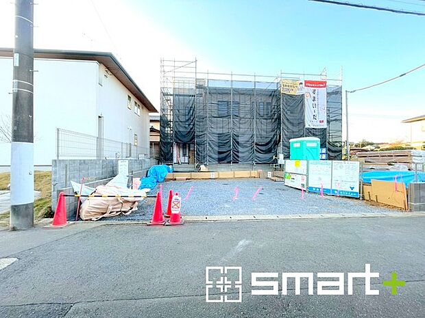 〜閑静な住宅街の立地〜 ・周辺は閑静な住宅街となっておりますので、静かな暮らしをご実現いただけます。 ・前面道路の交通量も多くないので、小さなお子様がいるご家庭でもご安心ですね。 