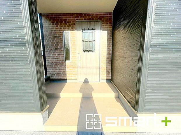 〜お住まいの顔「玄関」〜 ・玄関ドアの上にはもちろん軒がございますので、雨の日でも濡れずに鍵の開閉が可能です。 ・鍵は防犯性に優れたディンプルキーを採用。 