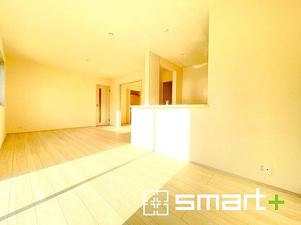 ~穏やかな陽の入るLDK~ ・大きな窓のあるLDKは陽当りも良好で明るい空間となっております。 ・ご家族団らんなど過ごす時間の多いLDKが明るいのは嬉しいポイントですね。