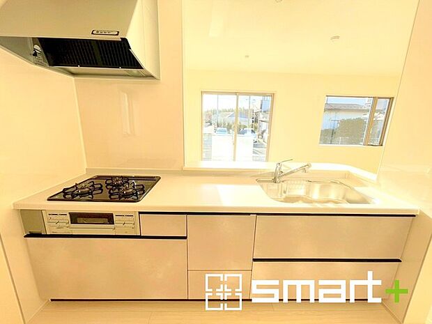 ~人気のカウンターキッチン~ ・キッチンは人気のカウンタータイプを採用。「ご家族の顔が見える」造りです。 ・汚れの付きづらい天板、水はけの良いシンクなど機能面でも充実の仕様。